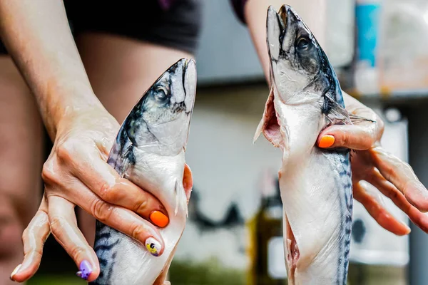 Mulheres Estão Limpando Lavando Peixes Com Mãos — Fotografia de Stock