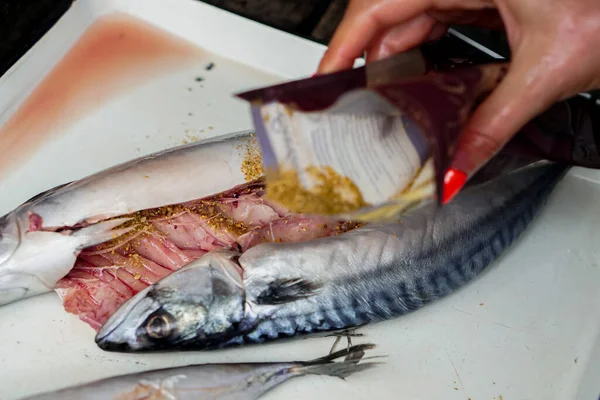 Mulher Preparando Saboroso Peixe Cavala Mesa Cozinha — Fotografia de Stock