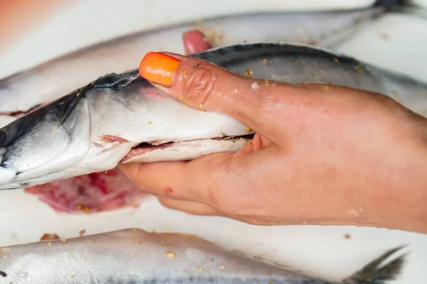 Γυναίκα Προετοιμασία Νόστιμο Ψάρι Σκουμπρί Στο Τραπέζι Στην Κουζίνα — Φωτογραφία Αρχείου