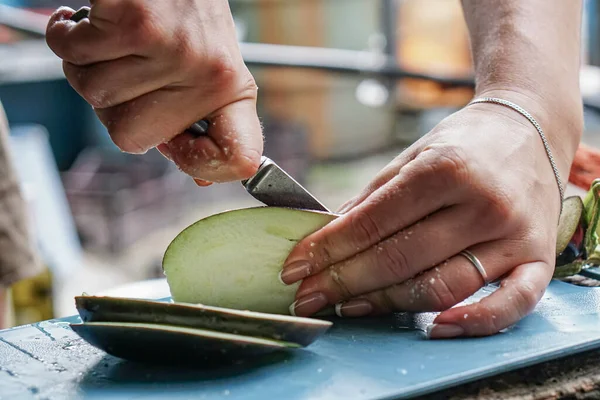 Girl Cuts Eggplant Street Summer Kitchen — Stock Photo, Image