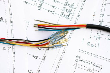 Kağıt devre çizim arka planında farklı elektrikli araçlar