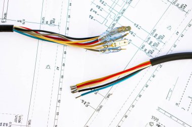 Kağıt devre çizim arka planında farklı elektrikli araçlar