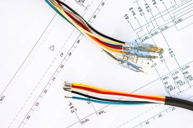 Kağıt devre çizim arka planında farklı elektrikli araçlar