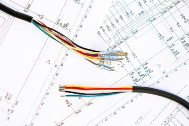 Kağıt devre çizim arka planında farklı elektrikli araçlar