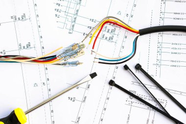 Elektrik devrelerinde aletler, tasma ve kabloların güvenlik kilitleri var..