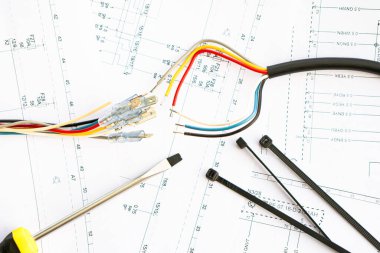 Elektrik devrelerinde aletler, tasma ve kabloların güvenlik kilitleri var..