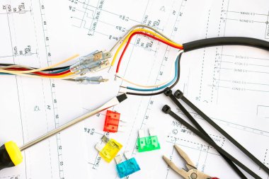 Elektrik devrelerinde aletler, tasma ve kabloların güvenlik kilitleri var..