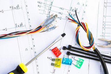 Elektrik devrelerinde aletler, tasma ve kabloların güvenlik kilitleri var..