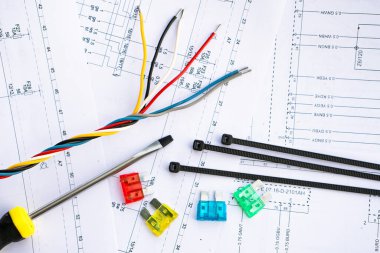 Elektrik devrelerinde aletler, tasma ve kabloların güvenlik kilitleri var..