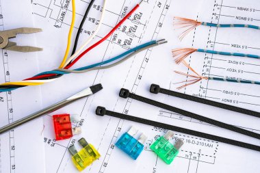 Elektrik devrelerinde aletler, tasma ve kabloların güvenlik kilitleri var..
