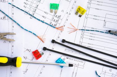 Elektrik devrelerinde aletler, tasma ve kabloların güvenlik kilitleri var..