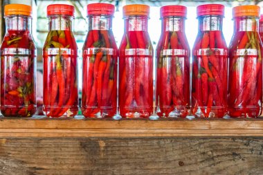 Taze ve konserve acı biber konserveleri, el yapımı kırmızı biber.,