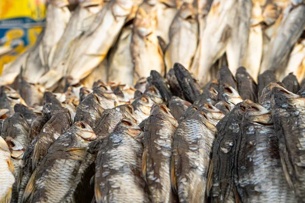 Сушена Риба Різних Типів Лежить Вуличному Ринку — стокове фото