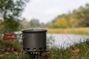 Tencere gaz ocağında, su kaynıyor. Sonbahar görünümü