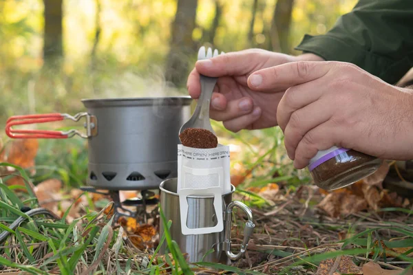 Man Bereidt Een Filterkoffie Tijdens Een Wandeling Herfstbeeld — Stockfoto