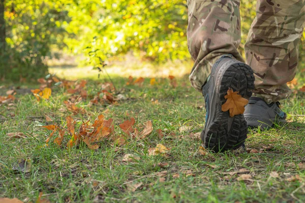 Guy Walks Sneakers Autumn Grass Leaves — Stock Photo, Image