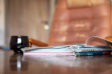 Dergiler masaüstünde, ofis tarzında.