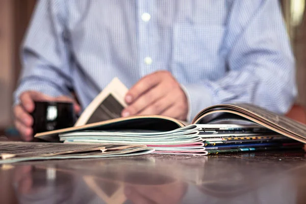 Foreground Magazines Background Defocus Laundry Reads Magazine — Stock Photo, Image