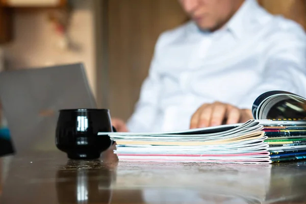 Manager Looks Magazines Laptop Office Magazines Foreground — Stock Photo, Image