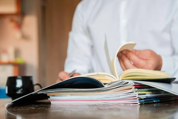 Manajer Menulis Dalam Buku Harian Latar Depan Adalah Majalah — Stok Foto