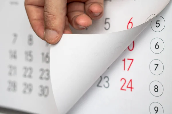 Mano Del Hombre Gira Calendario — Foto de Stock