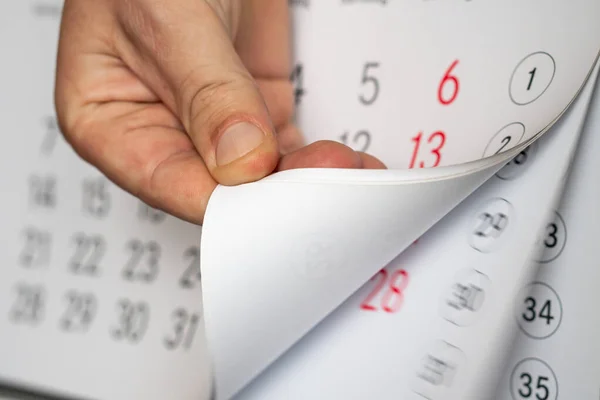 Mano Del Hombre Gira Calendario — Foto de Stock