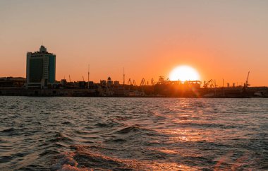 Tallinn 'in deniz siluetinden Ateş Denizi günbatımına kadar