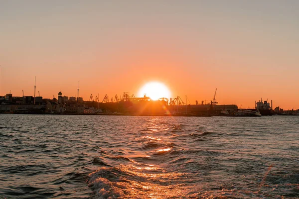 炎の海の夕日とタリンの海のシルエットから — ストック写真