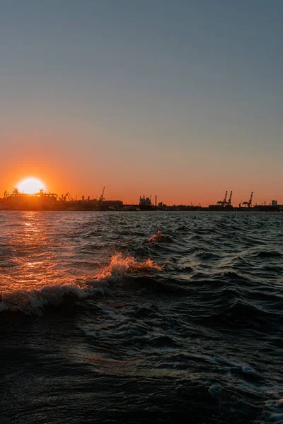 Морского Силуэта Таллинна Огненным Морским Закатом — стоковое фото