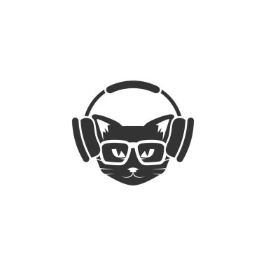 Beyaz üzerine izole edilmiş kulaklık ikonlu siyah kedi kafası. Sert, havalı erkek kedi. hipster avatarı. Ses ya da müzik işaretini dinle. Vektör düz çizim. Büyü, cadılar bayramı, cadılık, maskot sembolü..