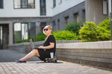 woman with laptop free space clipart