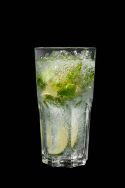 İçki limon ve nane ile yaz, izole siyah arka plan üzerine buz. Perspektif, serin, ferahlatıcı doğrudan