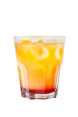 Düşük bir bardak buz küpleri ile kavun, armut, elma, çilek, meyve, ananas, portakal, kayısı, şeftali ile çok renkli iki katlı opak kokteyl. Yan görünümü izole beyaz arka plan içecek menüsü için