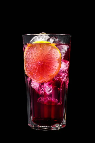 Cocktail estivo su sfondo nero isolato — Foto Stock