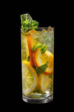 Yaz içeceği izole siyah turuncu ve nane ile