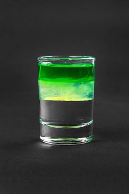 Kadeh kokteyl izole siyah