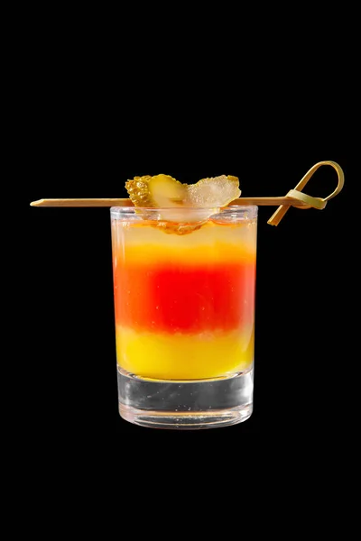 Cocktail tiro com pepino em conserva isolado preto — Fotografia de Stock
