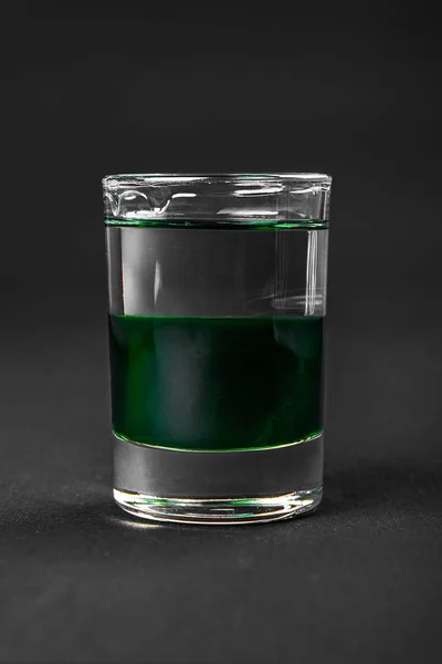 Schuss Cocktail isoliert schwarz — Stockfoto