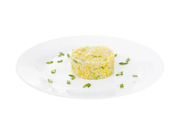 Arroz con porción de cebolla en un plato aislado —  Fotos de Stock