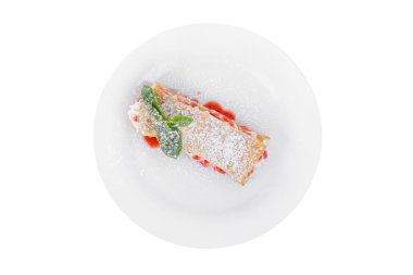 Tatlı krema, berry şurubu ve bisküvi ile