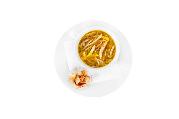 Sopa em um prato branco com croutons isolados branco — Fotografia de Stock