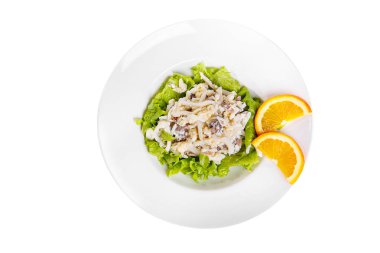 Plaka beyaz izole deniz ürünleri salatası