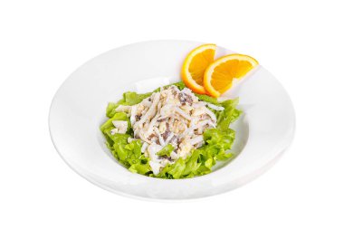 Plaka beyaz izole deniz ürünleri salatası