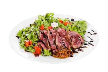 Plaka beyaz biftek izole salatası
