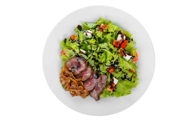 Salad dengan daging sapi panggang di piring putih terisolasi — Stok Foto