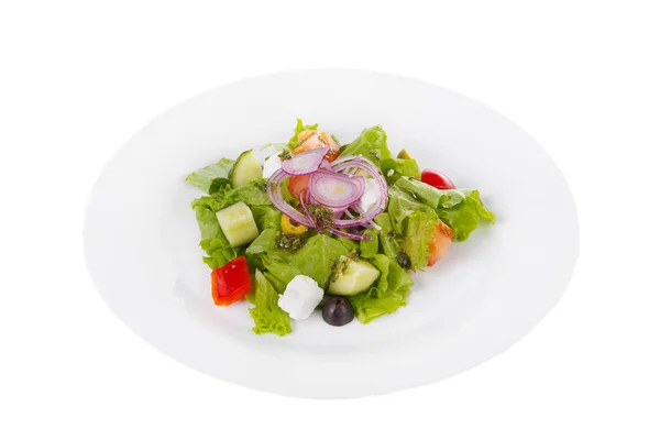 Sałatka Grecka z cebulą na talerz biały na białym tle — Zdjęcie stockowe