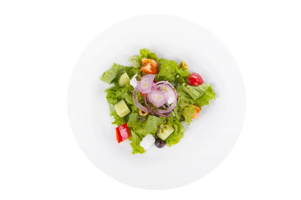 ギリシャのサラダ プレート ホワイト分離でタマネギ — ストック写真
