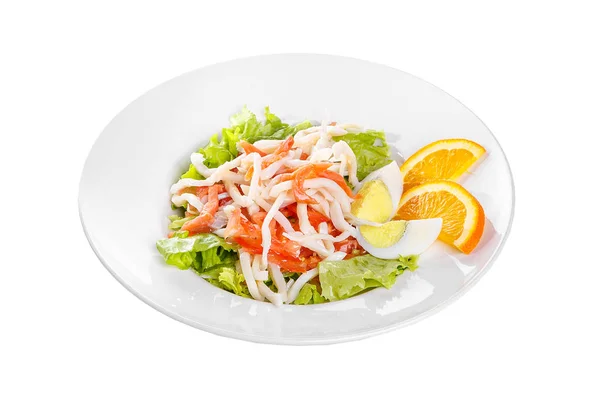 Salat mit Meeresfrüchten auf Teller weiß isoliert — Stockfoto