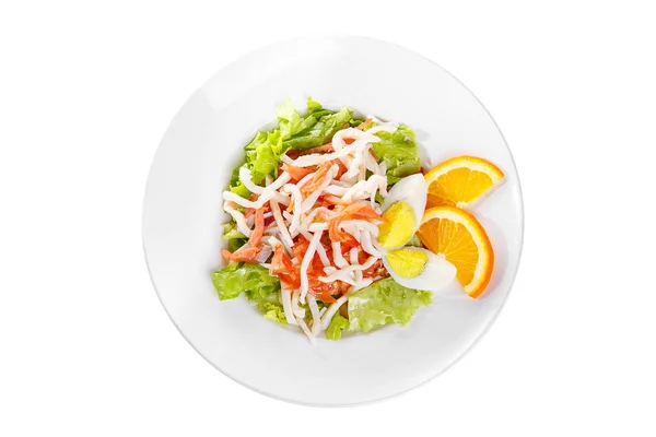 Salada com frutos do mar em prato branco isolado — Fotografia de Stock