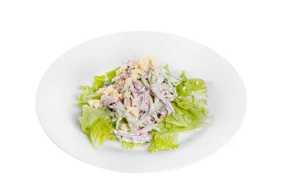 Салат с ветчиной и огурцом белый изолированный — стоковое фото